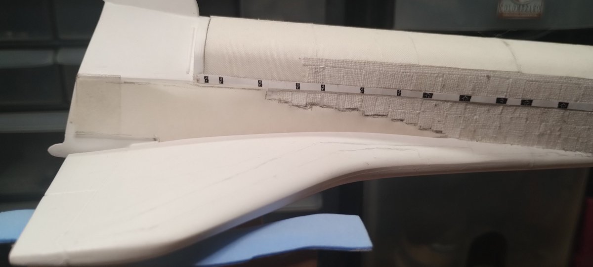solefattori's tweet image. Algunos cambios (no me gustaba la textura de las compuertas) y de trabajo de hormiga...el lado derecho quedó cubierto de tela/After some changes (I wasn't convinced of the cargo bay doors finish) and a lot of work the cover of the right side is done #spaceshuttle #discovery