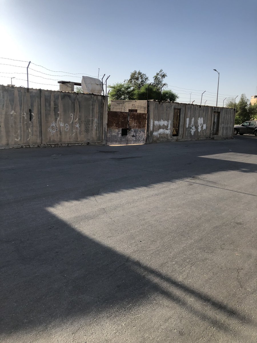 هذا التشوه البصري وهو مستودع لبلدية الجفر داخل الحي والذي طالب أهل الحي ازالته وتم وعدمن البلدية بإزالته ولكن لم يحدث فأصبح مأوى لمن لامأوى له نتمنى ازالته لسلامة الجميع