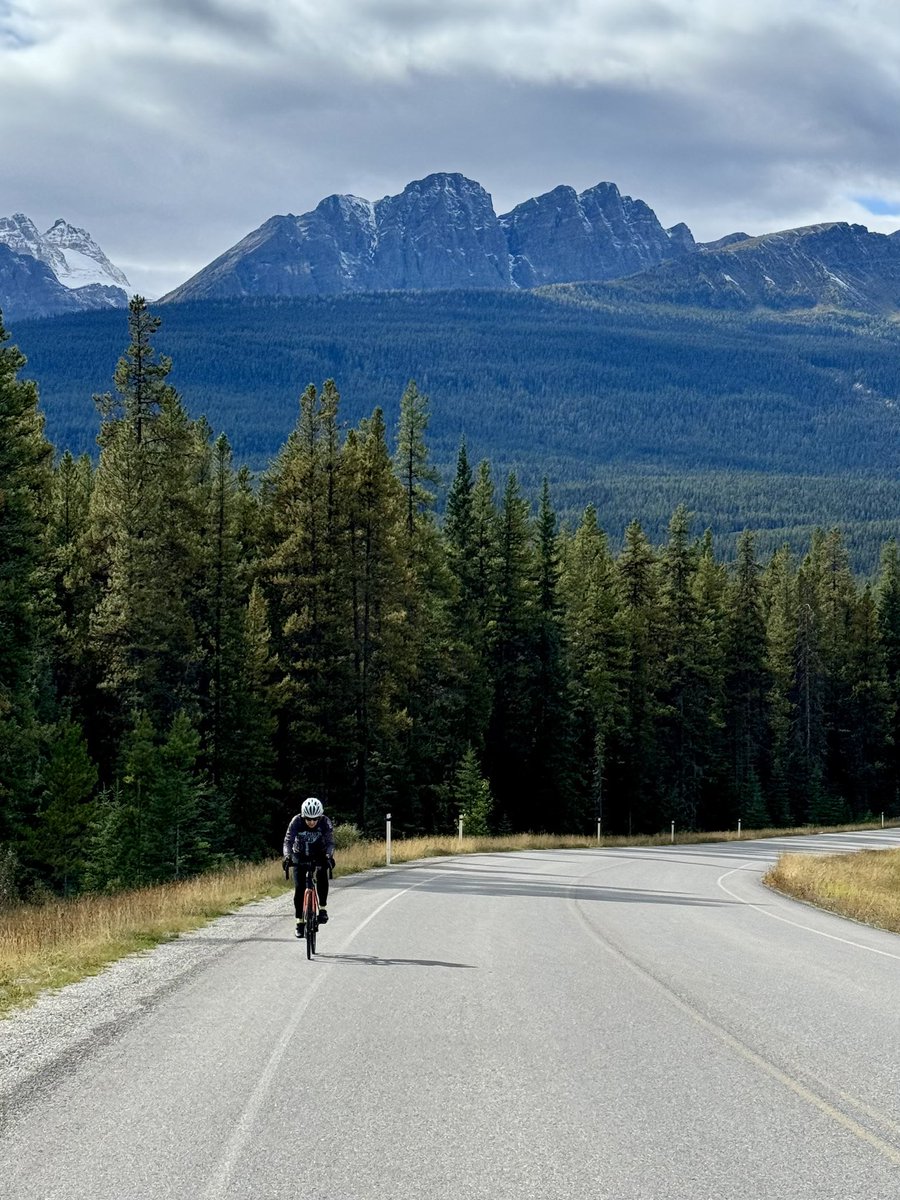 After flirting with winter, bike weather returns! Note the weekend traffic on the north end of the Bow Valley Parkway. Clear cruising’ 🚴‍♀️