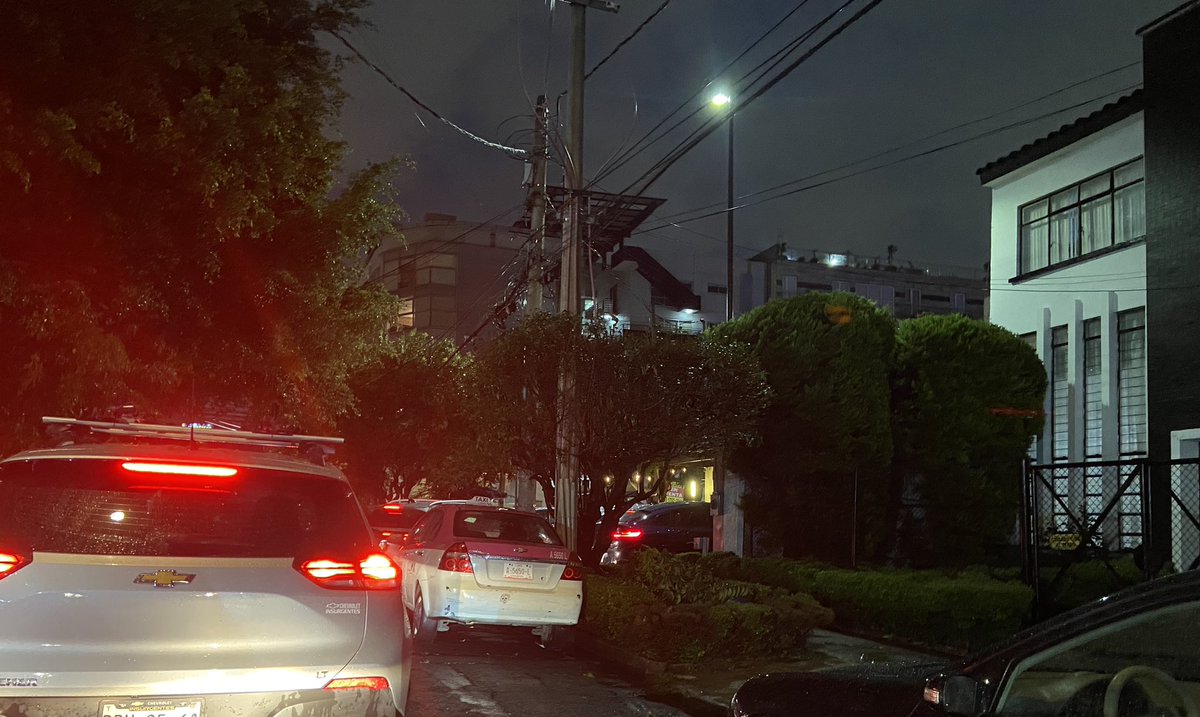SolLopezAmeri's tweet photo. No puede ser la fila de @Starbucks de Palenque y Luz Saviñon en Narvarte , que corte la calle y no dejen pasar a nadie! Hagan algo por favor @AlcaldiaBenito @GobCDMX @LaSEMOVI https://t.co/NHr1o5NjhC