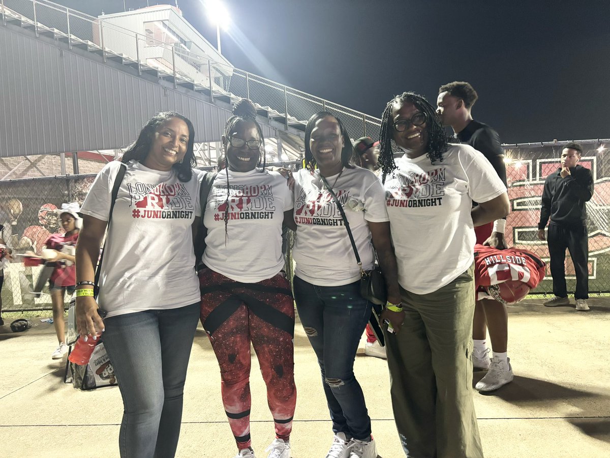 The <a href="/CHLonghorns/">Cedar Hill Longhorns</a> vs #DallasSkyline game was a #LonghornVIBE. Of course we won 34-15 #TTHL #HornsUp 🤘🏾🤘🏾@tgreen08_ #JuniorNight w/the #BestMoms <a href="/Mrs_Quisha/">The Real La’Q</a> <a href="/goodlifeTRG/">Tara R. Good</a> ❣️ Thanks <a href="/TheCoachNWard/">Nick Ward</a> &amp; Staff <a href="/turksgolf38/">Charles Butler II</a>