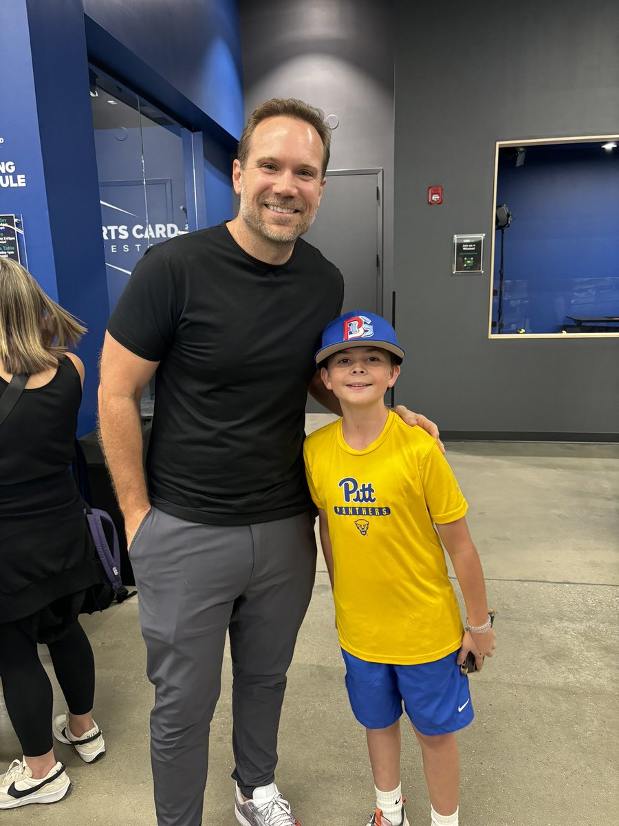 Probel23's tweet image. Drove up from South Florida with the hope of running into his hero, @itsgeoffwilson and he didn’t disappoint!! Tears of excitement followed!! Finn’s night was made @CardsHQShop @SportsCardInv