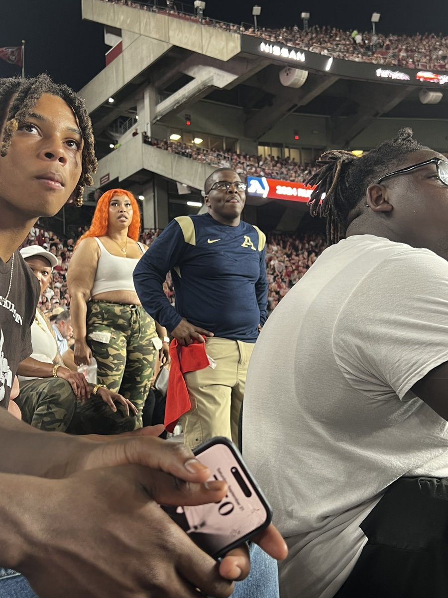 ThemDawgsHell11's tweet photo. They say go northeast until you come to a college football and find the Akron Zips playing the South Carolina Game Cocks at the stadium. Well it looked like that I found my way to the stadium and inside it as well. Letโs go #10. ๐ช๐ช๐พ๐ #LetsGoZips #BeatGameCocks https://t.co/Jlfrt1gTxX