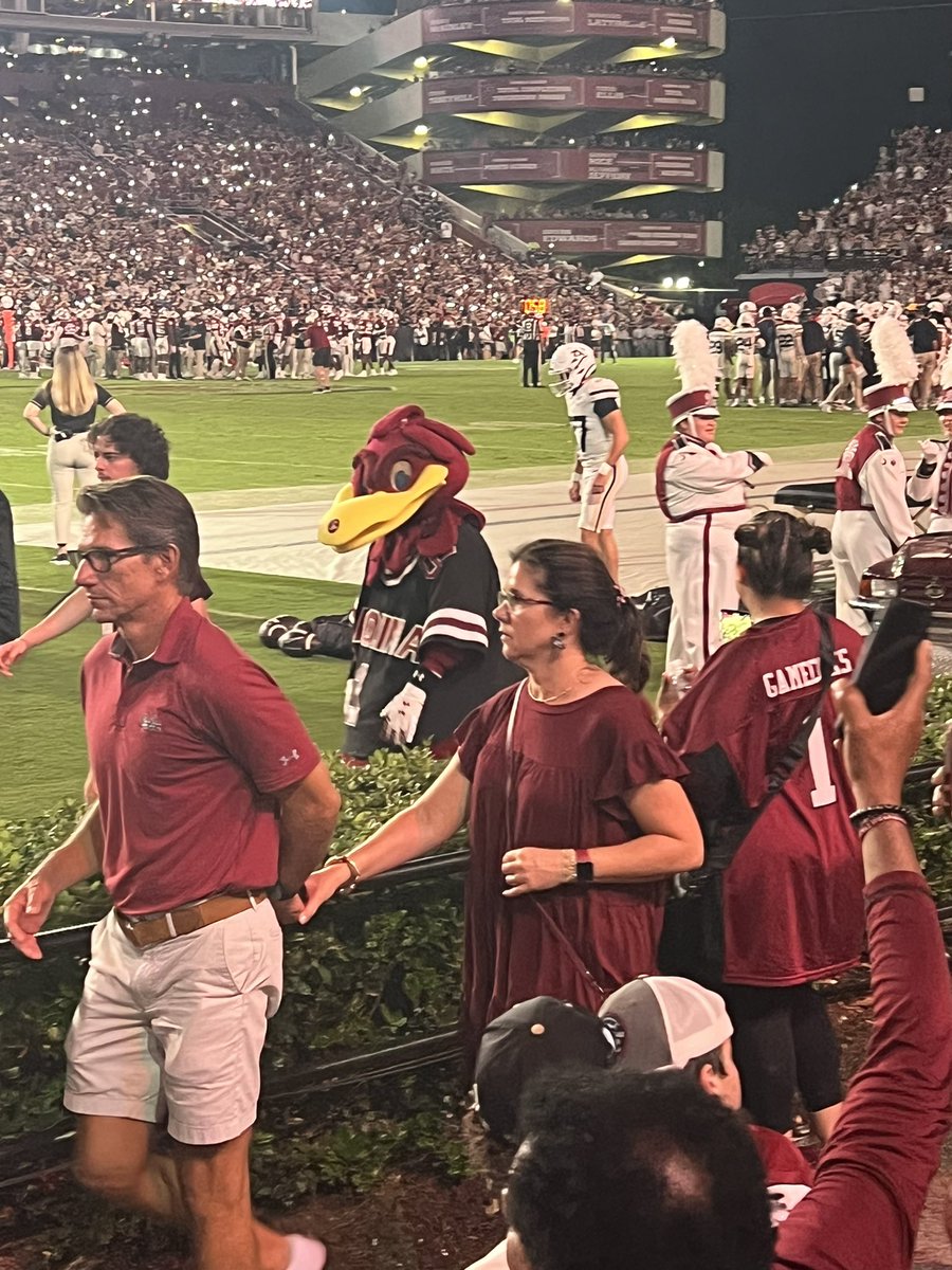 ThemDawgsHell11's tweet photo. They say go northeast until you come to a college football and find the Akron Zips playing the South Carolina Game Cocks at the stadium. Well it looked like that I found my way to the stadium and inside it as well. Letโs go #10. ๐ช๐ช๐พ๐ #LetsGoZips #BeatGameCocks https://t.co/Jlfrt1gTxX