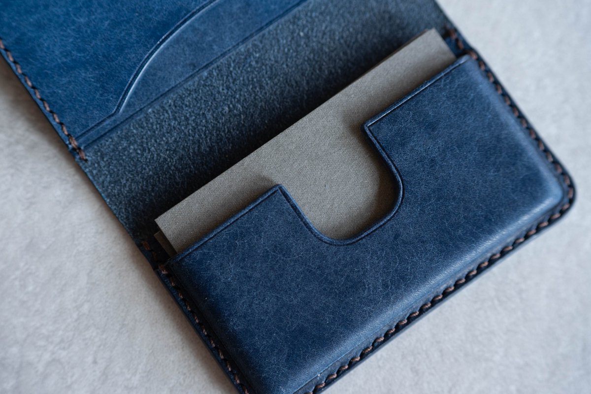 imashou3510's tweet photo. [Leather Craft-Bussiness Card Case]
東京で仕入れた高めの材料で名刺入れを作成しました。
名刺入れとして作ったのですが、今は財布として使っており、コンパクト且つカードが沢山入るので使いやすいです。
#レザークラフト
#ハンドメイド
#leathercraft
#design https://t.co/3hkTK5FYHh