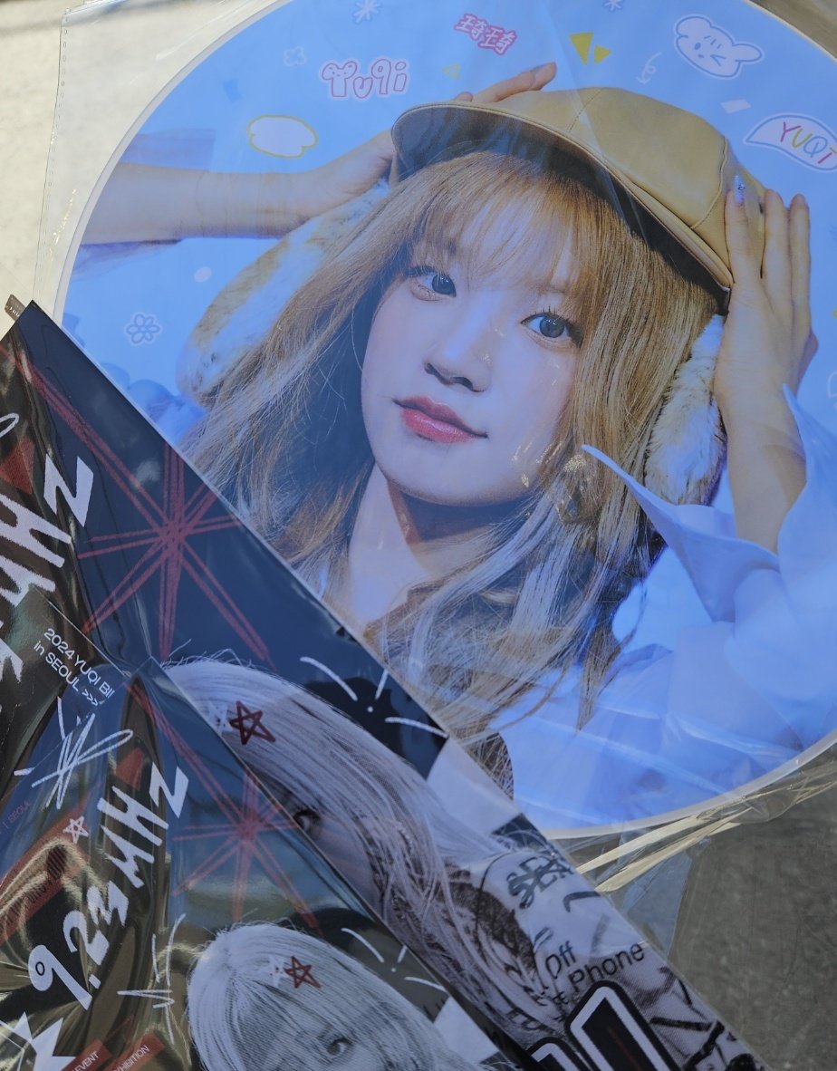 간만에 일 미뤄놓고 덕질 나들이☺️
전시회보는데 뭔가 우기가 더 보고싶어졌어 🥲
우리 강아지 생일 축하해🎉
너무나 우기 스타일 카페&amp;전시회 
정성이 느껴져서 좋았어요!!
잘 보고 가요오🐶

아참 나 우치와 뽑았엉🥰

#turn_on_the_radio_923MHz
#rock_withu_love_withu

#우기 #yuqi #宋雨琦