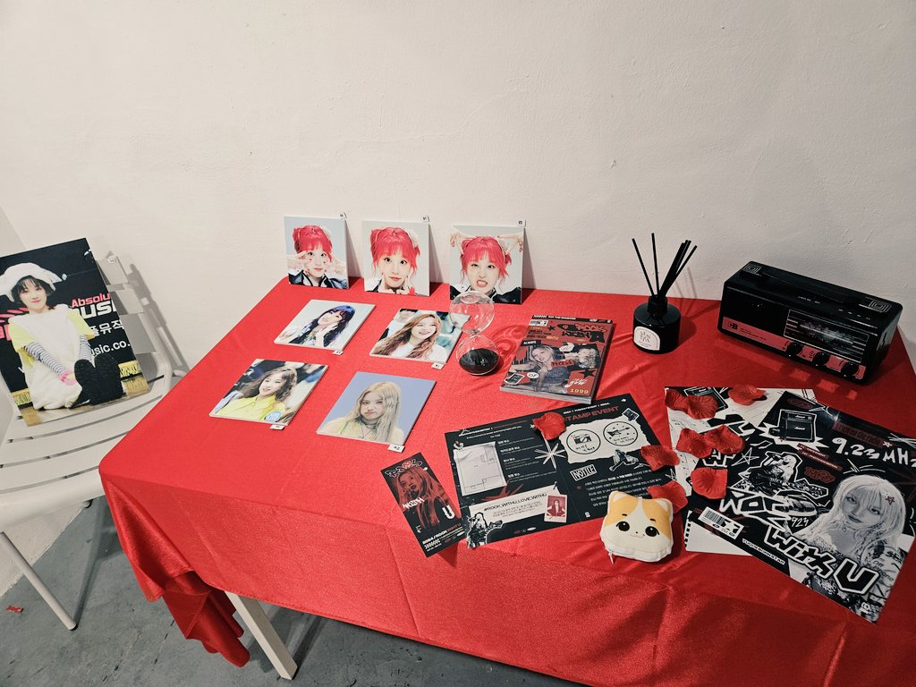 wooya_never's tweet photo. 간만에 일 미뤄놓고 덕질 나들이☺️
전시회보는데 뭔가 우기가 더 보고싶어졌어 🥲
우리 강아지 생일 축하해🎉
너무나 우기 스타일 카페&amp;전시회 
정성이 느껴져서 좋았어요!!
잘 보고 가요오🐶

아참 나 우치와 뽑았엉🥰

#turn_on_the_radio_923MHz
#rock_withu_love_withu

#우기 #yuqi #宋雨琦 https://t.co/C6ur5jVorV