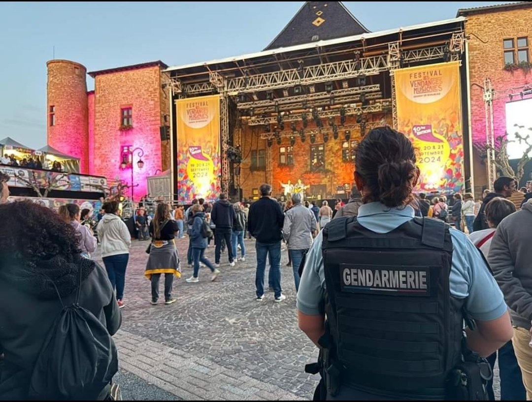 Gendarmerie_069's tweet photo. Festival des vendanges🍇 musicales
Chaque année a lieu cet événement à Charnay du 19 au 21/09/2024.
Matmatah, 47ter, bon entendeur et bien d'autres étaient présents🎤.
La gendarmerie 👮🏻♀👮🏻d'Anse assurait votre sécurité en compagnie de réservistes.
#RepondrePresent
#MaSecurite https://t.co/plFwnIqjJf