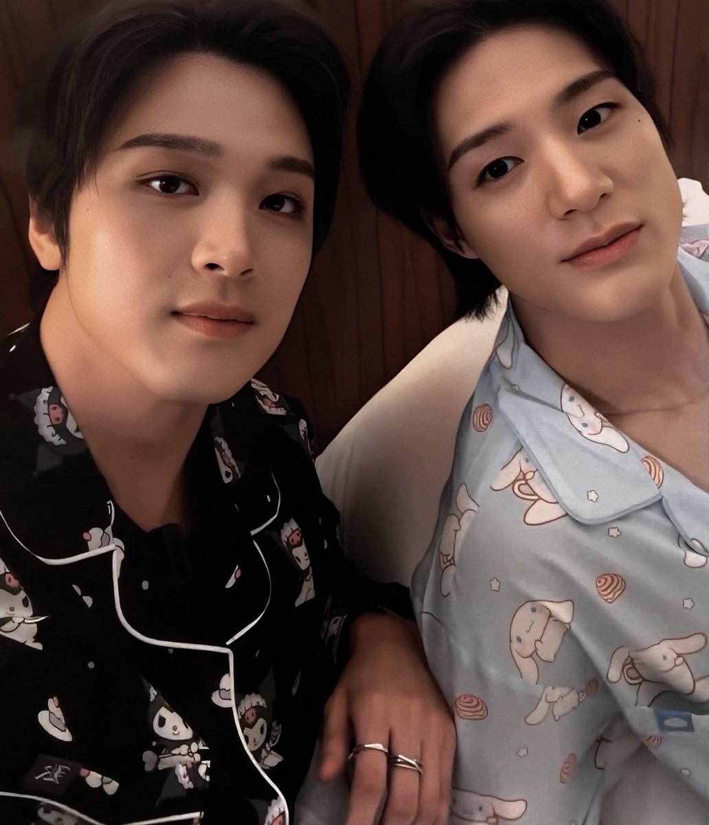 haechanprints's tweet photo. haechan and jeno selcas https://t.co/ghooEuLqIa