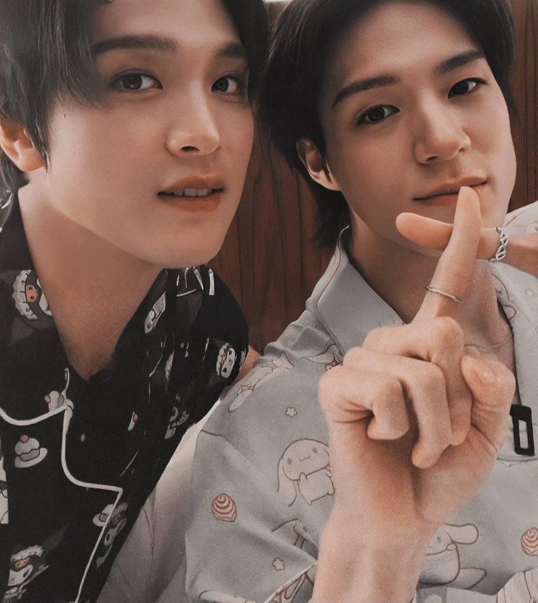 haechanprints's tweet photo. haechan and jeno selcas https://t.co/ghooEuLqIa