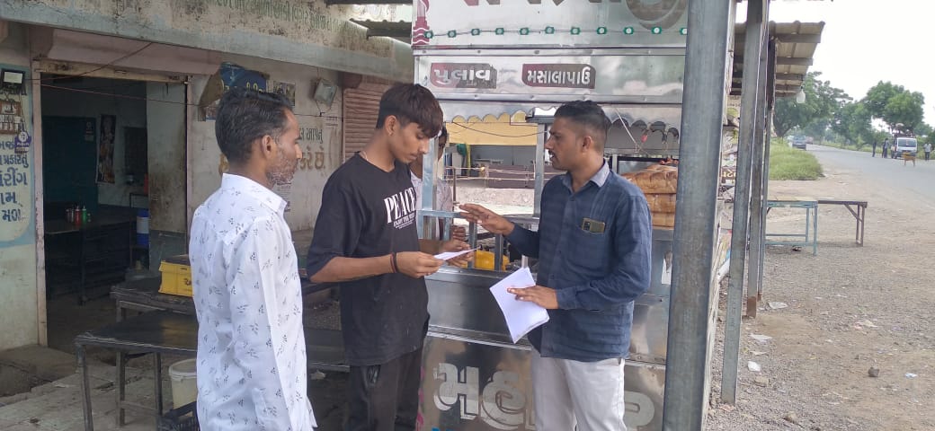 BotadTdo's tweet photo. તાલુકા પંચાયત બોટાદ ના વિસ્તરણ અધિકારીશ્રી અને SBM સ્ટાફ દ્વારા લાઠીદડ ગામે દુકાન દારો ને જાહેર માં કચરો નહી નાખવા નોટીસ અપાયેલ. https://t.co/0PZJ16y54x