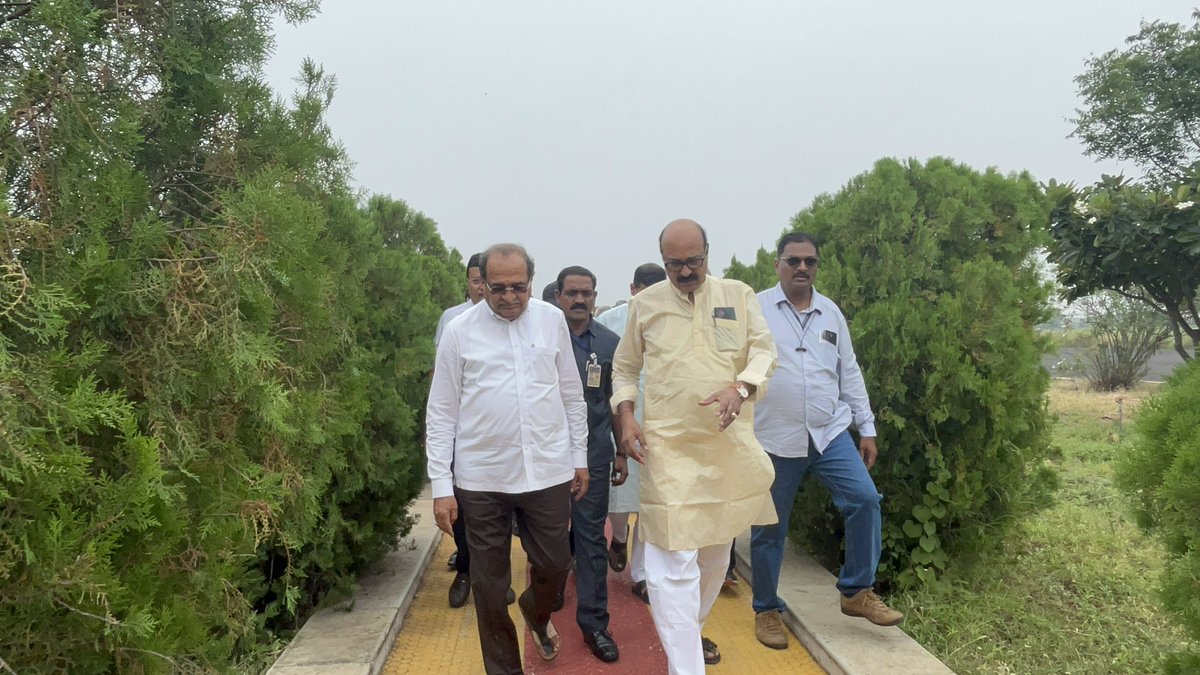MeRPSawarkar's tweet photo. 📍अकोला (दि.22 सप्टेंबर 2024)

आज पं.दे.कृ विद्यापीठ अकोला येथील शिवार फेरी कार्यक्रम व जिल्ह्यातील विविध शासकीय कर्यक्रमाच्या अनुषंगाने पालकमंत्री मा.@RVikhePatil साहेब यांचे आज अकोला विमानतळावर आगमन झाले यावेळी त्यांचे स्��ागत केले व जिल्ह्यातील विविध विषयांवर चर्चा केली. https://t.co/OTzdnISlcZ