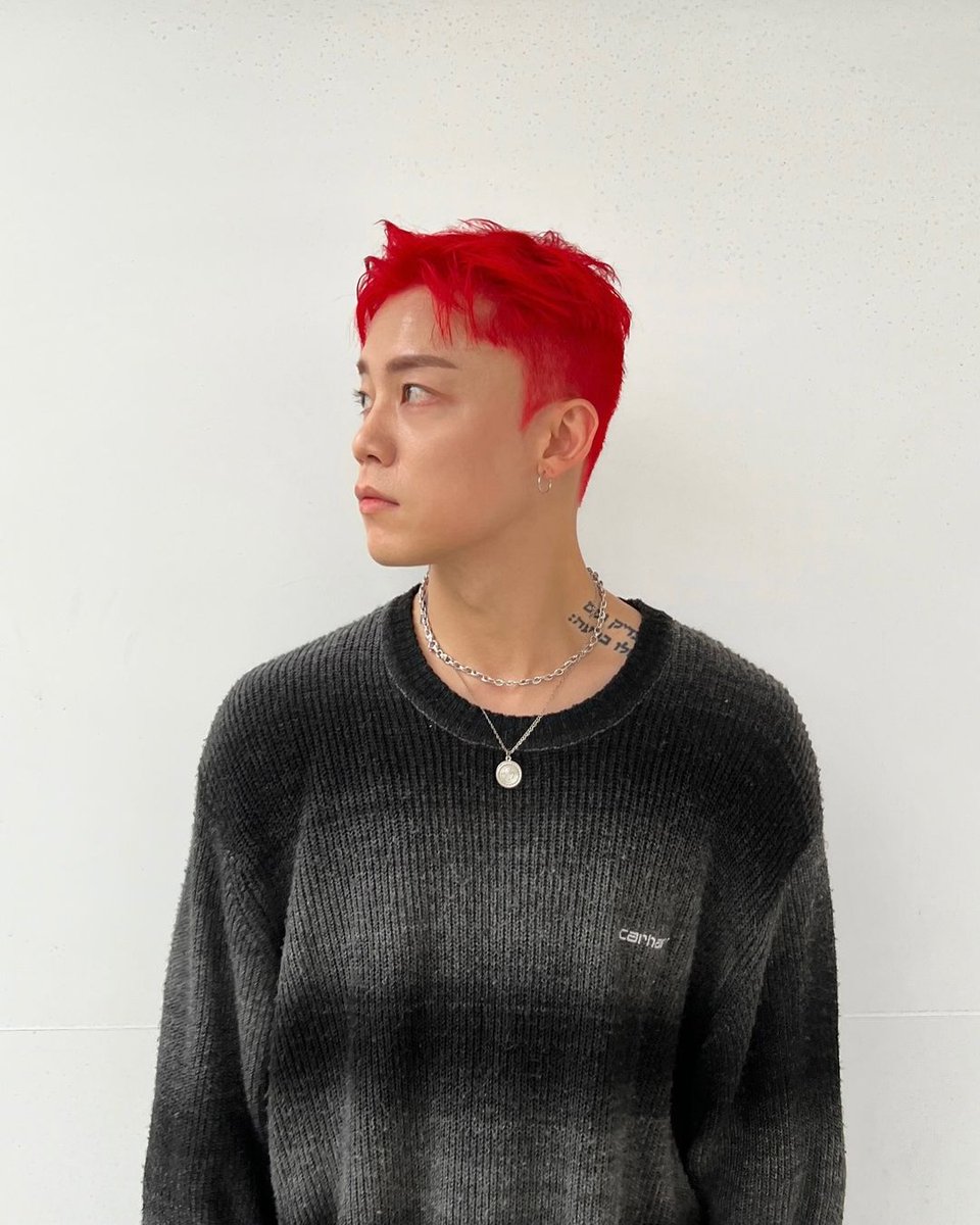 그라데이션 니트가 아닌건 아쉽지만, 빨간 머리와 착장이 멋졌던 9월21일을 구현해보았다