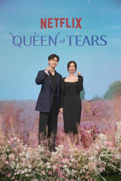 TofuPopRadio's tweet photo. ละครโรแมนติก "Queen of Tears" ขึ้นแท่นเป็นคอนเทนต์เกาหลีที่มียอดผู้ชมสูงสุดบน Netflix ในช่วงครึ่งแรกของปี 2024 การันตีความเป็นซีรีส์ที่ได้รับความรักอย่างล้นหลามจากผู้ชม❤️✨

ซีรีส์มีผู้ชมราว 29ล้านคน และเป็นซีรีส์ที่มีผู้ชมมากที่สุดในอันดับที่ 14 บน Netflix จากการจัดอันดับรวมทั้งหมดของสตรีมมิ่งดังกล่าวอีกด้วย! โดยมีผู้ชมอย่างน้อย 50,000 ชั่วโมงตั้งแต่เดือนมกราคมถึงมิถุนายนของปีนี้ 

ซีรีส์เกาหลี 3 เรื่องรวมอยู่ในรายชื่อเนื้อหาที่ไม่ใช่ภาษาอังกฤษที่มีผู้ชมมากที่สุด รองจาก "Queen of Tears" ได้แก่ ซีรีส์แนวสยองขวัญอย่าง "Parasyte: The Grey" มีผู้ชม 25 ล้านครั้ง และซีรีส์แนวโรแมนติกอย่าง "My Demon" (2023) มีผู้ชม 18 ล้านครั้ง ส่วน 
"Doctor Slump" มีผู้ชม 14 ล้านครั้ง

#TofuPOPRadio #TeroRadio