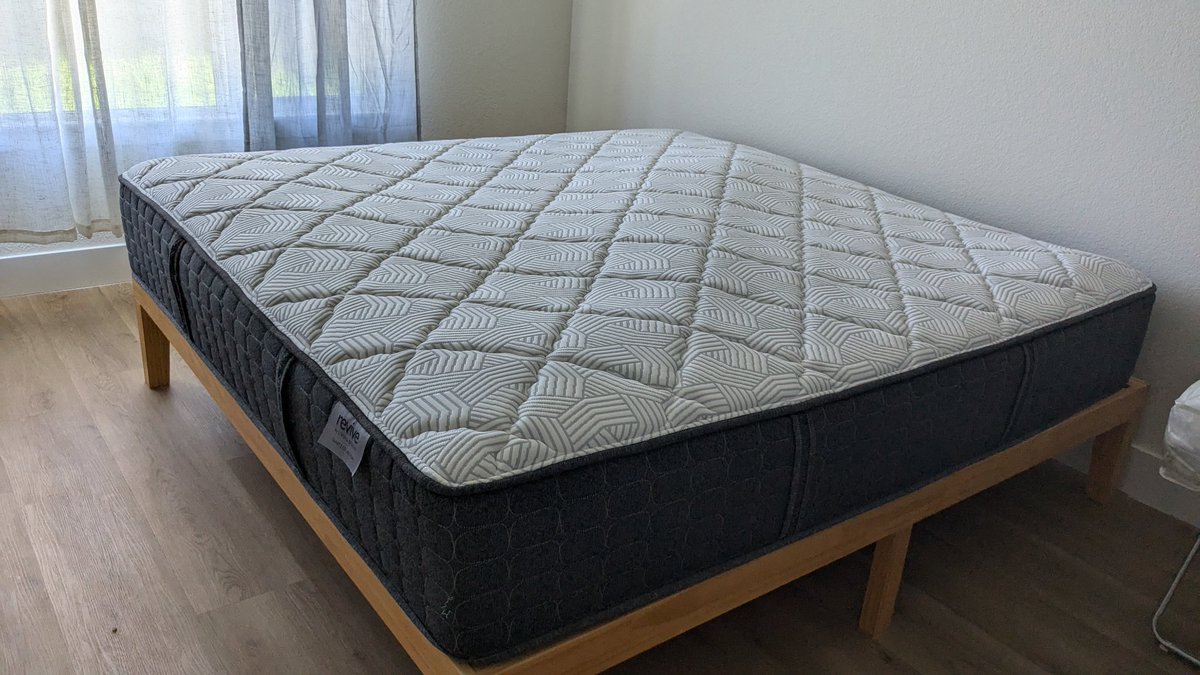 indranilrc's tweet photo. Help, @LivingSpaces! This is a brand new mattress that has a bulge in the center. And you are not helping in any way to exchange this for a different one! Why aren't you helping? https://t.co/Stf4CnvY4s