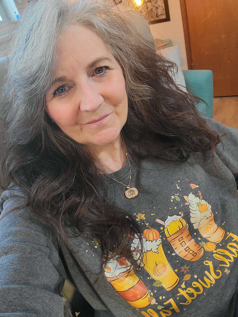 jayneanastasia's tweet photo. Can you tell I went on a shopping spree?! First my #SpookySeason t-shirt, and now my #FallSweetFall sweatshirt!! I'm loving opening the door to fall and all of the happiness and wonders the #BerMonths seasons bring💛🤎❤️💚 https://t.co/kjnw7PVIuG