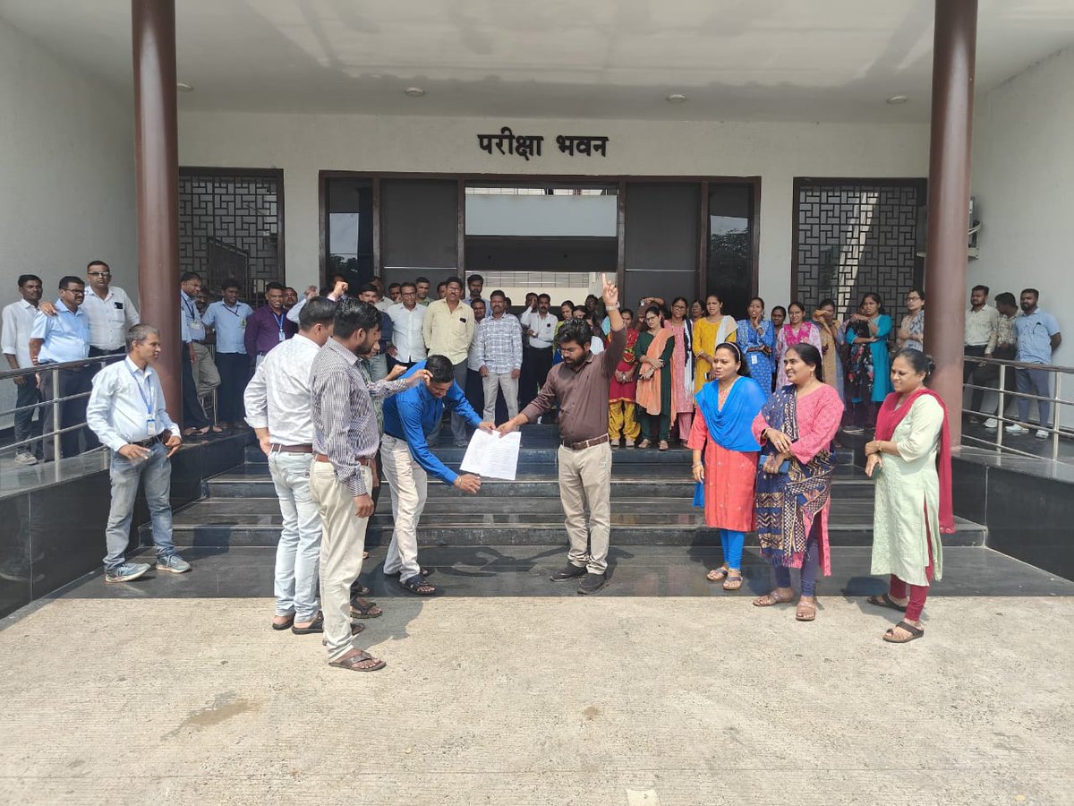 सुधारित पेन्शन GPS व युनिफाईड पेन्शन योजना #UPS लागू करण्यासाठी महाराष्ट्र शासनाव्दारे काढण्यात आलेल्या शासन निर्णयाच्या निषेध नोंदण्याकरीता गोंडवाना विद्यापीठ कर्मचारी , गडचिरोली तर्फे सदर शासन निर्णयाची होळी करण्यात आली...
#NoUPS_NoGPS_OnlyOPS