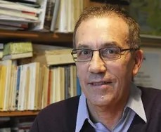 parlait_ainsi's tweet image. Les oiseaux qui s’en allaient
Le cœur battant d’espérance
Nous disaient comment passer
Par l’hiver et sous la herse

Ne pas retenir les choses
Qui s’effondrent
Ouvrir les mains

Laisser l’âme s’envoler
Dans la clairière éblouissante

GERARD BOCHOLIER
Cette allée qui s'efface,2024