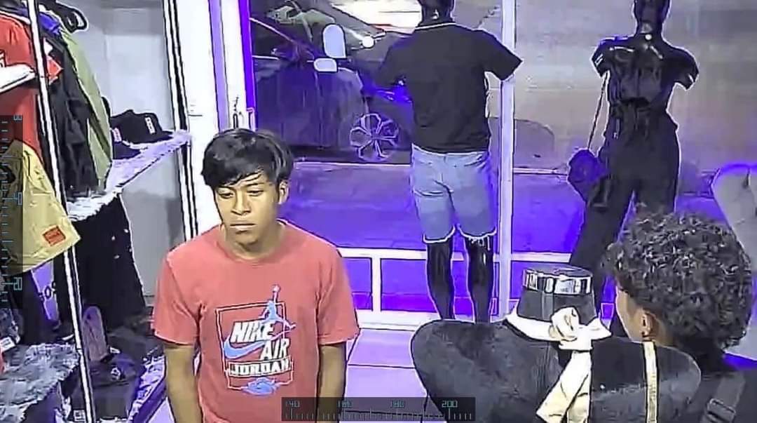 Asaltan boutique en #PozaRica, #Veracruz,roban 18 mil pesos en mercancía.Una boutique en la avenida 20 de noviembre, de la colonia Santa Elena, los dos individuos que fingieron una compra y 4m4g4ron a la empleada con un 4rm4 punzocort4nt3.Los asaltantes, que quedaron grabados.