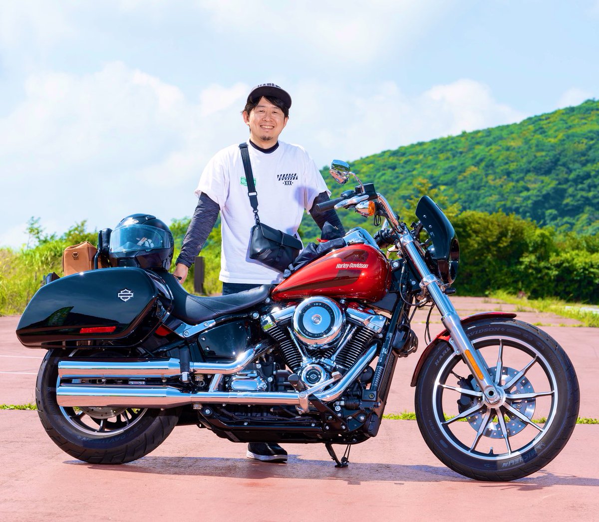 Choku_Marunouch's tweet photo. しゅ、主役はバイクだから...
(顔がパンパンでも誰も気にしない😑
貴重な撮影会に深謝
#バイカーズパラダイス
#モーターサイクリスト
#ハーレーダビッドソン #FXLR
#これを見た人は愛車のサイドビューを貼れ https://t.co/2Y8sclx1ri