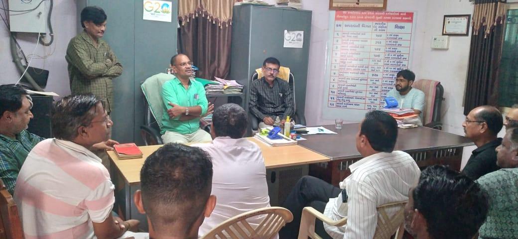 BotadTdo's tweet photo. લાઠીદડ ગામે સ્વચ્છતા અભિયાન માટે ગામ આગેવાનો સાથે તલાટી કમ મંત્રીશ્રી કૃણાલભાઈ તથા તાલુકા વિકાસ અધિકારીશ્રી માંજરીયા તથા માન.નાયબ જિલ્લા વિકાસ અધિકારીશ્રી પરમાર સાહેબના અધ્યક્ષ સ્થાને ખાસ મીટીંગ નું આયોજન કરી સફાઈ જુમ્બેશ ચાલુ કરાવેલ . https://t.co/QYY0em2GgY