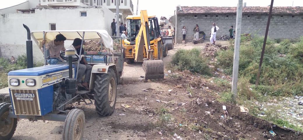 લાઠીદડ ગામે સ્વચ્છતા અભિયાન માટે ગામ આગેવાનો સાથે તલાટી કમ મંત્રીશ્રી કૃણાલભાઈ તથા તાલુકા વિકાસ અધિકારીશ્રી માંજરીયા તથા માન.નાયબ જિલ્લા વિકાસ અધિકારીશ્રી પરમાર સાહેબના અધ્યક્ષ સ્થાને ખાસ મીટીંગ નું આયોજન કરી સફાઈ જુમ્બેશ ચાલુ કરાવેલ .