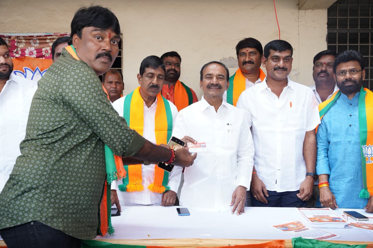 Eatala_Rajender's tweet photo. మల్కాజిగిరి పార్లమెంట్ : కుత్బుల్లాపూర్ అసెంబ్లీ నియోజకవర్గం, కొంపల్లి, NCL కాలనీలో నిర్వహించిన బిజెపి సభ్యత్వ నమోదు కార్యక్రమంలో పాల్గొనడం జరిగింది.

ఈ కార్యక్రమంలో జిల్లా అధ్యక్షలు మల్లారెడ్డి గారు, జిల్లా జనరల్ సెక్రెటరీ గిరివర్ధన్ గారు, జీడిమెట్ల డివిజన్ కార్పొరేటర్ తారా చంద్ర రెడ్డి గారు, పార్టి నాయకులు భరత్ సింహారెడ్డి గారు, మూగ జయశ్రీ గారు, ఝాన్సీ గారు, రాజి రెడ్డి గారు, మైపాల్ రెడ్డి గారు, బలరాం గారు, శివాజీ గారు, సతీష్ గారు తదితరులు పాల్గొన్నారు

#BJPSadasyata2024