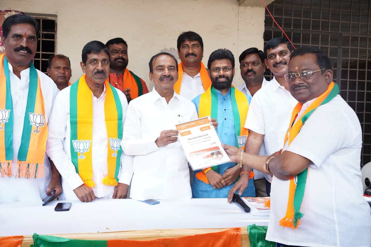 Eatala_Rajender's tweet photo. మల్కాజిగిరి పార్లమెంట్ : కుత్బుల్లాపూర్ అసెంబ్లీ నియోజకవర్గం, కొంపల్లి, NCL కాలనీలో నిర్వహించిన బిజెపి సభ్యత్వ నమోదు కార్యక్రమంలో పాల్గొనడం జరిగింది.

ఈ కార్యక్రమంలో జిల్లా అధ్యక్షలు మల్లారెడ్డి గారు, జిల్లా జనరల్ సెక్రెటరీ గిరివర్ధన్ గారు, జీడిమెట్ల డివిజన్ కార్పొరేటర్ తారా చంద్ర రెడ్డి గారు, పార్టి నాయకులు భరత్ సింహారెడ్డి గారు, మూగ జయశ్రీ గారు, ఝాన్సీ గారు, రాజి రెడ్డి గారు, మైపాల్ రెడ్డి గారు, బలరాం గారు, శివాజీ గారు, సతీష్ గారు తదితరులు పాల్గొన్నారు

#BJPSadasyata2024
