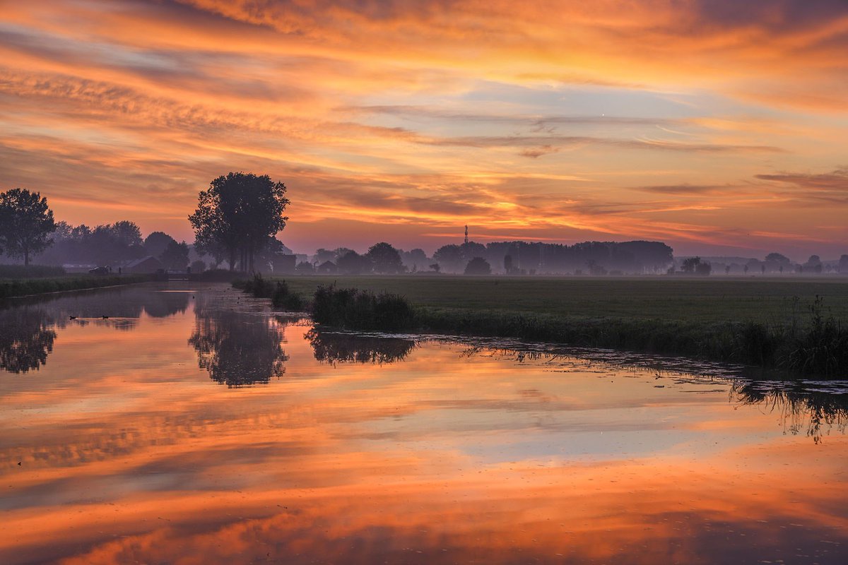 De herfst begint mooi vanochtend . In Beesd werd de hemel en het water mooi versierd door de wolken en opkomende zon. <a href="/BuienRadarNL/">Buienradar</a> <a href="/WNLVandaag/">WNL Vandaag</a> <a href="/Weerplaza/">Weerplaza.nl</a> <a href="/OmroepGLD/">Omroep Gelderland</a> <a href="/_weernl/">Weer.nl</a> 
#nederland #dutch #wnl