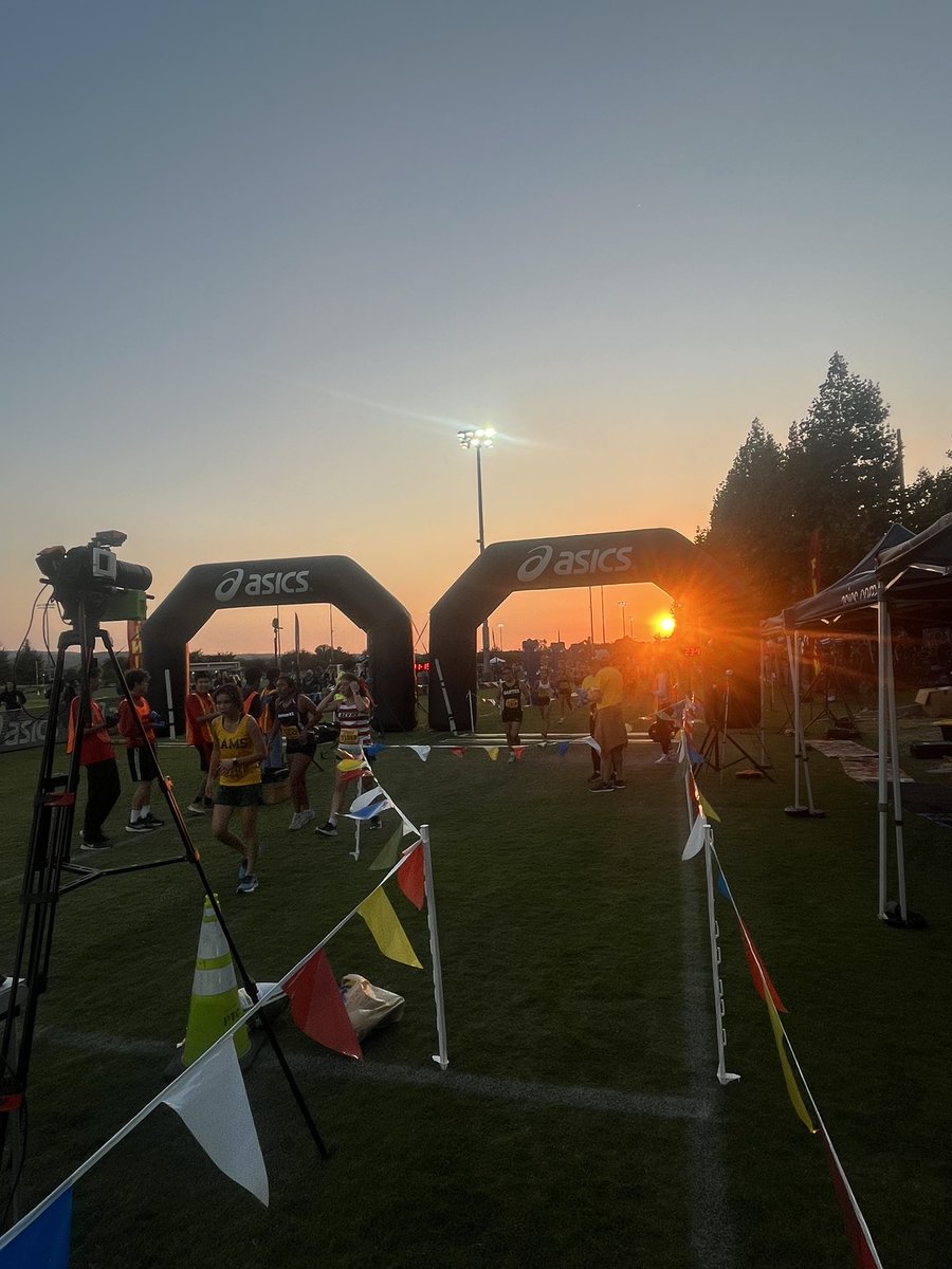 An awesome sunset at the 43rd Annual Woodbridge XC Classic presented by <a href="/ASICSamerica/">ASICS America</a> Onve again amazing times boys 13:30 and girls 15:20 for the winners #asics #crosscountry
