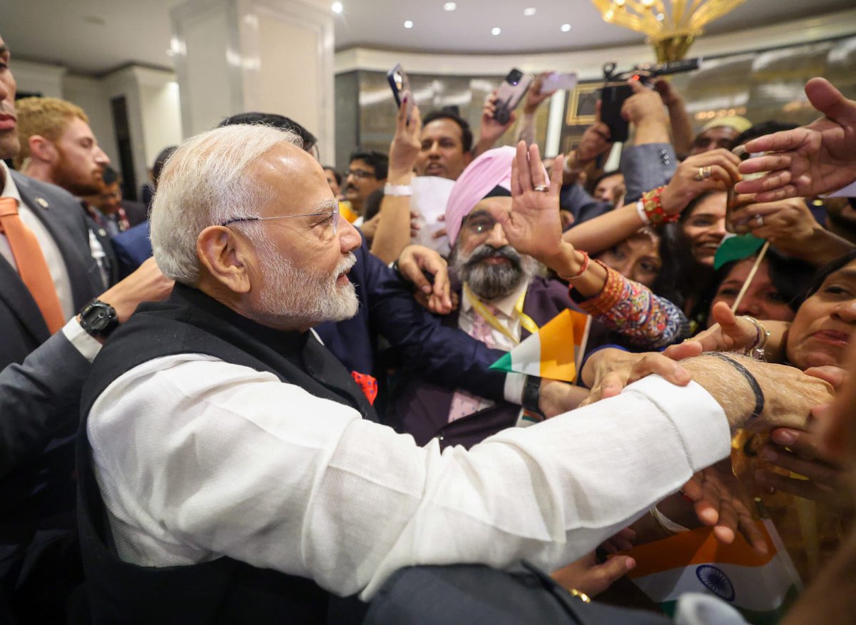 BJP4Gujarat's tweet photo. માનનીય પ્રધાનમંત્રી શ્રી @narendramodi જીનું ન્યૂયોર્કમાં ભારતીય સમુદાય દ્વારા ભવ્ય સ્વાગત કરવામાં આવ્યું. https://t.co/VWuinmRldF