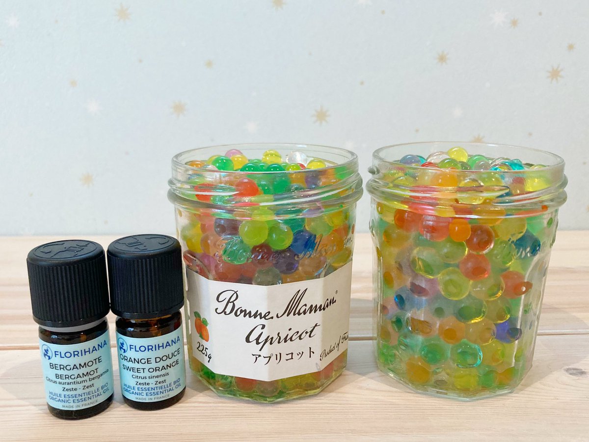 片付けしてたら昔のイベントで使ってた水で膨らむビーズが大量に出てきました。せっかくなので膨らませて精油を垂らしてます。