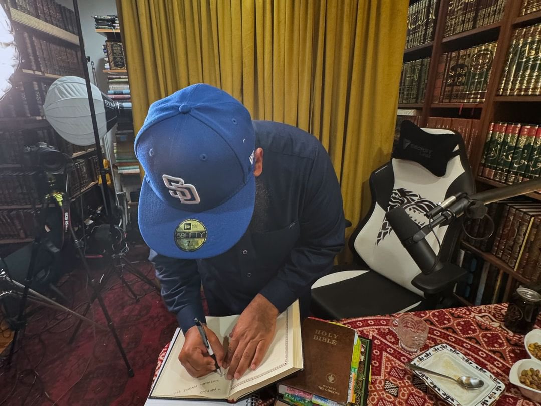 gemshaykhuthman's tweet photo. #ShaykhUthman generously hosted @cTheAnsariPodcast in San Diego! Beautiful roadtrip over and an amazing time filming episodes on the pope, Quran History, Evolution, UK vs. US Muslims and more!
#onemessagefoundation https://t.co/6FBu0YHlXN