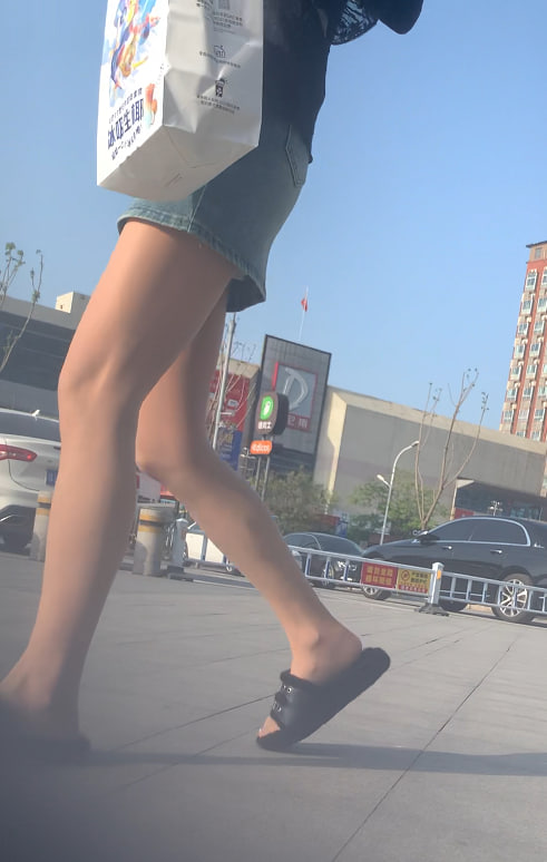 气质肉丝拖鞋美女
诱惑力拉满