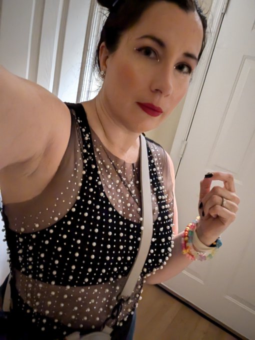 Onehourcouple - Dance night! 😈🥳 https://t.co/fC2sT0b2m2