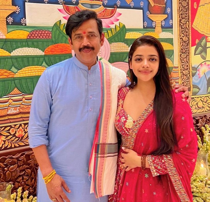 रवि किशन ने कल एक कार्यक्रम के दौरान कहा कि 

"अब समय आ गया है, शास्त्र के साथ शस्त्र चाहिए"

रवि किशन शुक्ला जी हमारे बच्चों को शास्त्र के साथ शस्त्र उठाने का आह्वान कर रहे हैं मगर

रवि किशन जी की बेटी रीवा किशन 2020 में बॉलीवुड में एंट्री कर चुकी है। उनकी बेटी फिल्मों में काम