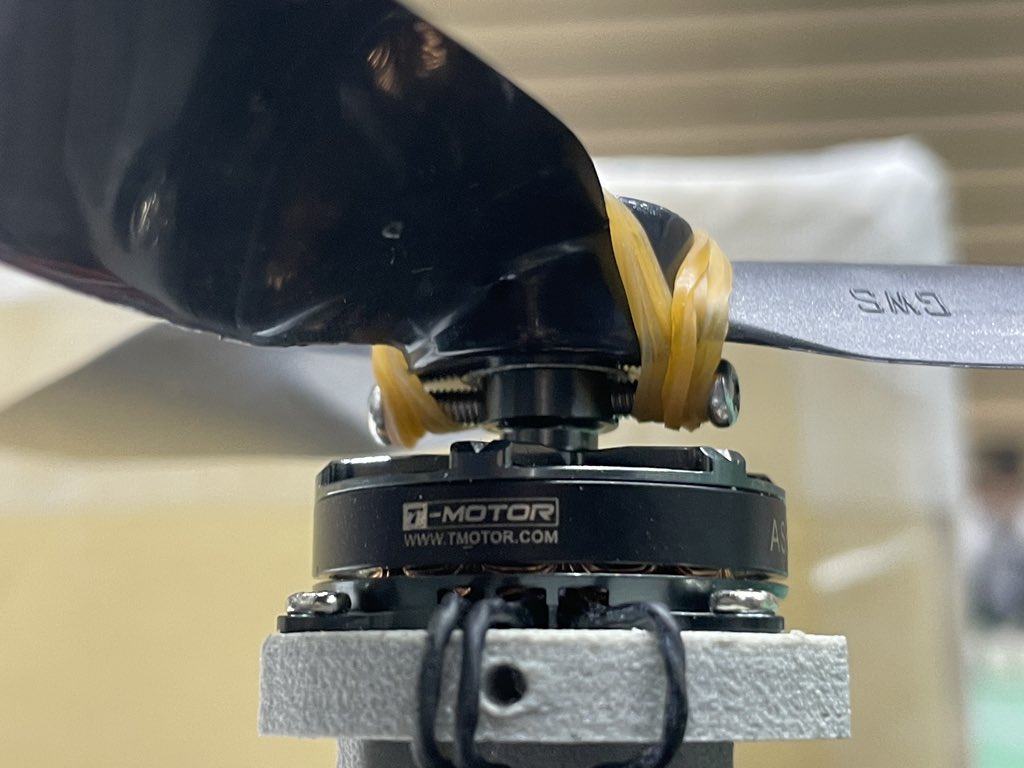 FlyMisago's tweet photo. 飛行ロボットコンテスト、機体審査合格しました！

3ブレードプロペラの留め方について指摘があり、輪ゴムを使った良いやり方を教えて頂きました！
また受信機のオートバインド機能により他のチームの送信機に接続してしまうことがあったので、気を付けたいと思います！ https://t.co/2zzAmqn5V2