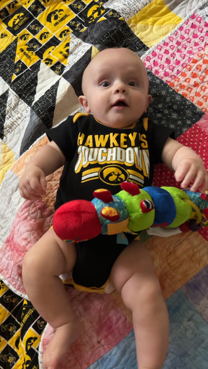 Benjaminandera's tweet image. Henry says welcome back home Floyd!!! 🐷🐽🐖#IowaHawkeyes #FloydOfRosedale 🖤💛🏈