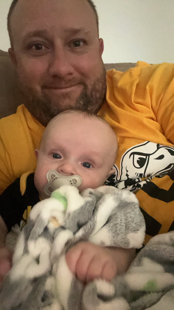 Benjaminandera's tweet image. Henry says welcome back home Floyd!!! 🐷🐽🐖#IowaHawkeyes #FloydOfRosedale 🖤💛🏈