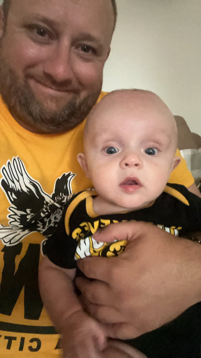 Benjaminandera's tweet image. Henry says welcome back home Floyd!!! 🐷🐽🐖#IowaHawkeyes #FloydOfRosedale 🖤💛🏈