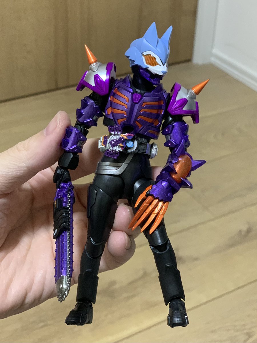 ELS00QANT1's tweet photo. S.H.Figuarts ロポ ゾンビフォーム！
顎は取付位置を調整。腹部から下がナーゴ エントリー。上半身は意外にもそのままでフィットするけど腹部との接続を調整。複眼と腹部ラインをリペ。複眼の発色を良くするため裏のシルバーを落としてホワイトシルバーに。武器手首に女性サイズないのは仕方なし。 https://t.co/TqaRyky1a4