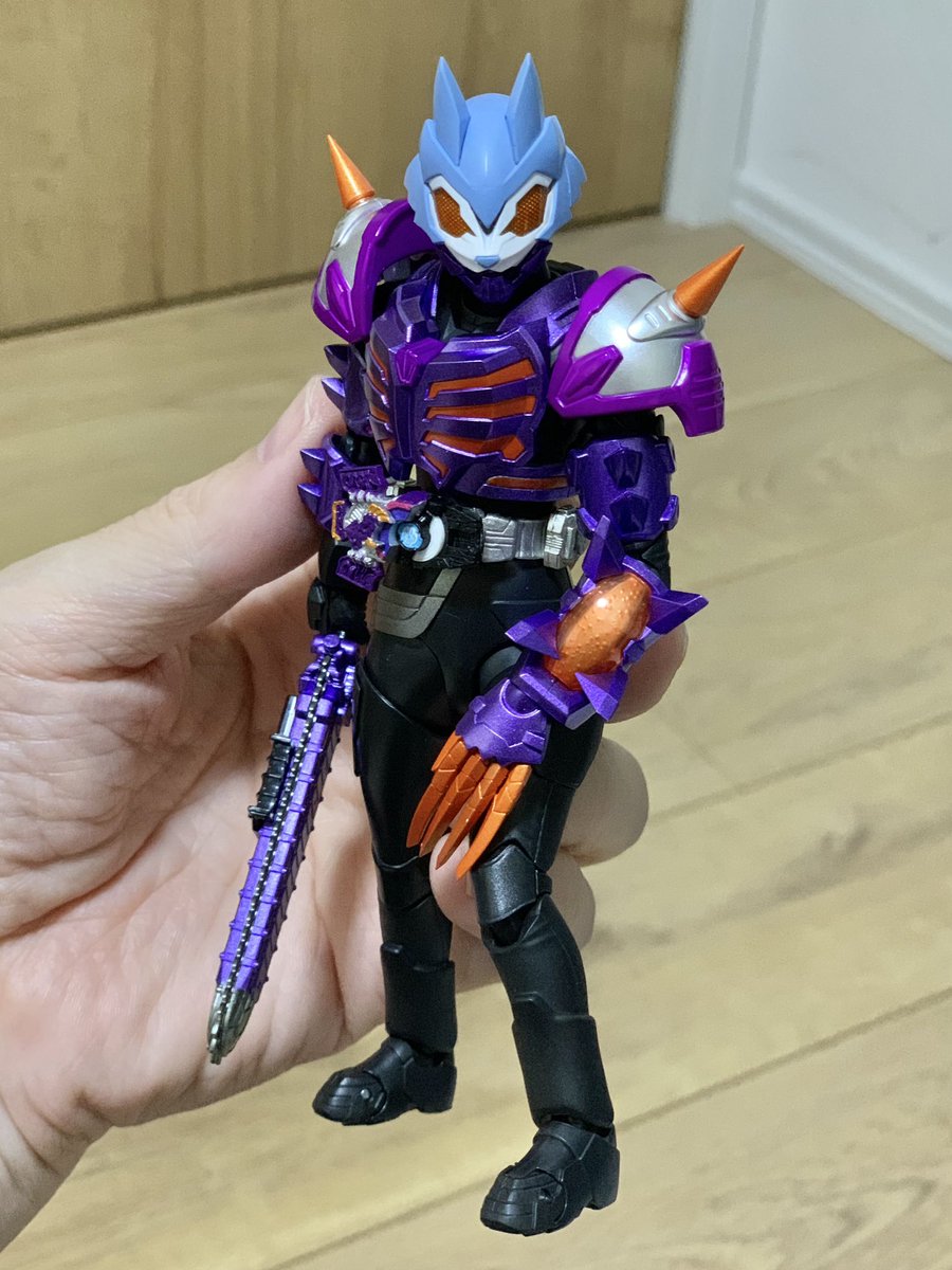 ELS00QANT1's tweet photo. S.H.Figuarts ロポ ゾンビフォーム！
顎は取付位置を調整。腹部から下がナーゴ エントリー。上半身は意外にもそのままでフィットするけど腹部との接続を調整。複眼と腹部ラインをリペ。複眼の発色を良くするため裏のシルバーを落としてホワイトシルバーに。武器手首に女性サイズないのは仕方なし。 https://t.co/TqaRyky1a4