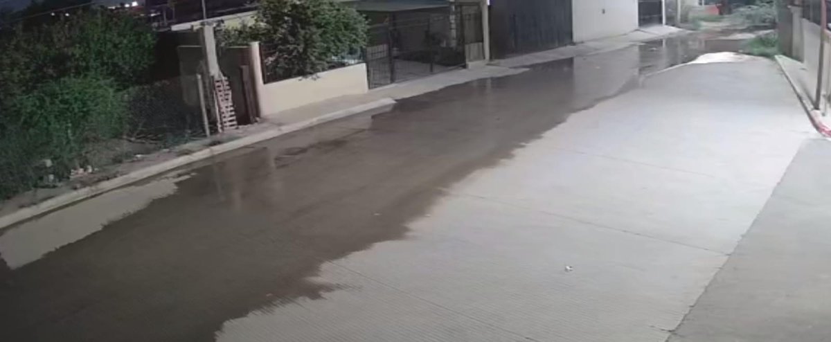 VecinosStanzaF's tweet photo. corre una fuga por Rolando Garcia y Minas Prietas, dentro del Fraccionamiento Stanza Florenza. Ya fue reportado por app y por tel, por el olor parecen aguas negras @aguahermosillo @HermosilloGob https://t.co/InTp75i91m