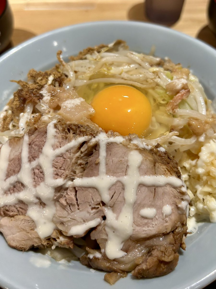 runnerDaibar's tweet photo. 俺の生きる道 関内マリナード地下街店

汁なし 厚豚1枚 麺150g
　有料TP:生卵、ガリマヨ
　無料TP:ニンニク、アブラ（別皿）

うひゃーーっ‼️
めっちゃ美味ーーーーい😍💕💕

まずはよーく混ぜ混ぜ🌀
様々な具材が混ざりテンションMAX⤴️

ワシワシでモチモチな平打ち極太麺
ウェーブを帯びて口の中で暴れる😋

豚は超ビックサイズ🐷
柔らかで食べ応えありウマウマ〜❤️

大きめにカットされたタマネギ
これがいいアクセントになる👍

別皿アブラをつけ麺風にして食べる
これが悪魔的に美味いんだよね😆

あっという間に完食
大満足でご馳走さまでした🙏