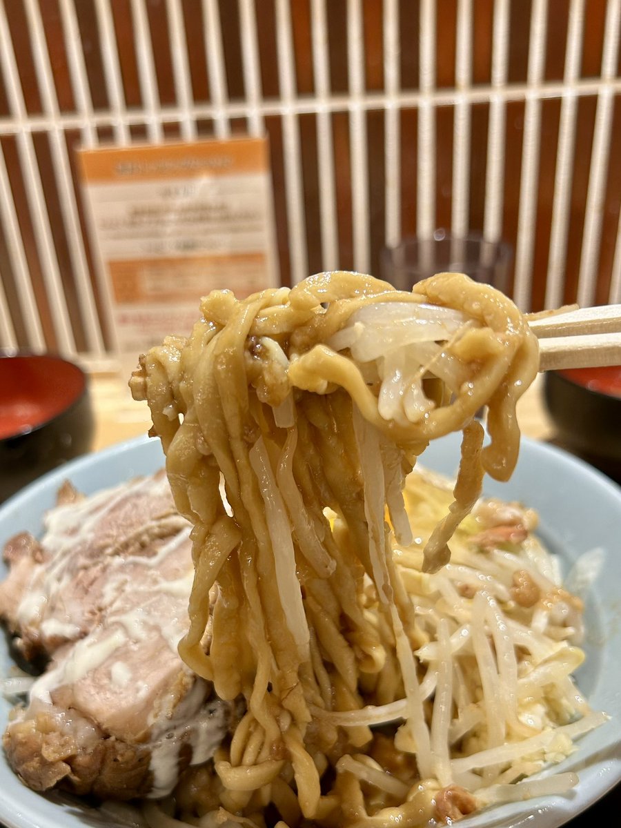 runnerDaibar's tweet photo. 俺の生きる道 関内マリナード地下街店

汁なし 厚豚1枚 麺150g
　有料TP:生卵、ガリマヨ
　無料TP:ニンニク、アブラ（別皿）

うひゃーーっ‼️
めっちゃ美味ーーーーい😍💕💕

まずはよーく混ぜ混ぜ🌀
様々な具材が混ざりテンションMAX⤴️

ワシワシでモチモチな平打ち極太麺
ウェーブを帯びて口の中で暴れる😋

豚は超ビックサイズ🐷
柔らかで食べ応えありウマウマ〜❤️

大きめにカットされたタマネギ
これがいいアクセントになる👍

別皿アブラをつけ麺風にして食べる
これが悪魔的に美味いんだよね😆

あっという間に完食
大満足でご馳走さまでした🙏