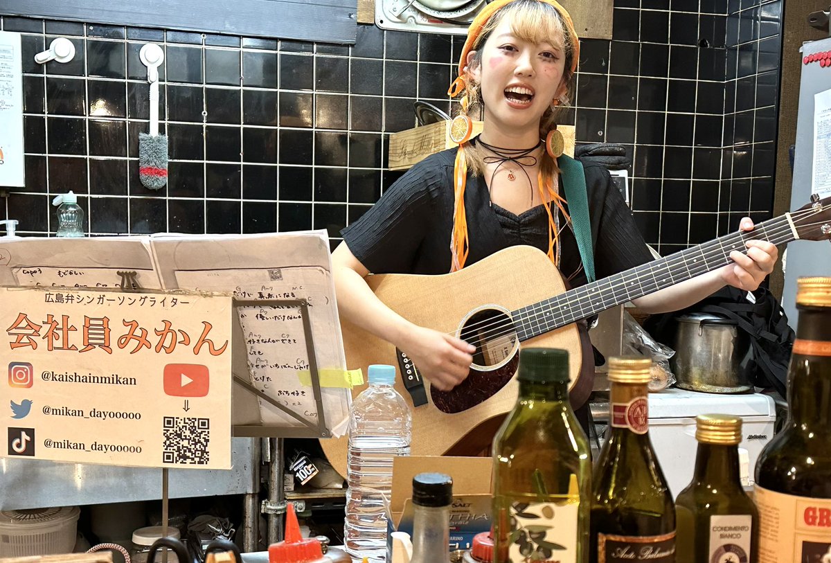kagawatch's tweet photo. Yesterday after seeing idols gig, I saw the acoustic concert by #ELECTRIC_MANA and #MIKAN at #snatti.
昨日は、アリスガーデンでの
野外アイドルライブ後、日本酒バー
#スナッチ　にて
#エレクトリックママ　と　#会社員みかん　の
アコースティック生ライブを観覧。 https://t.co/0vStTNuA9m
