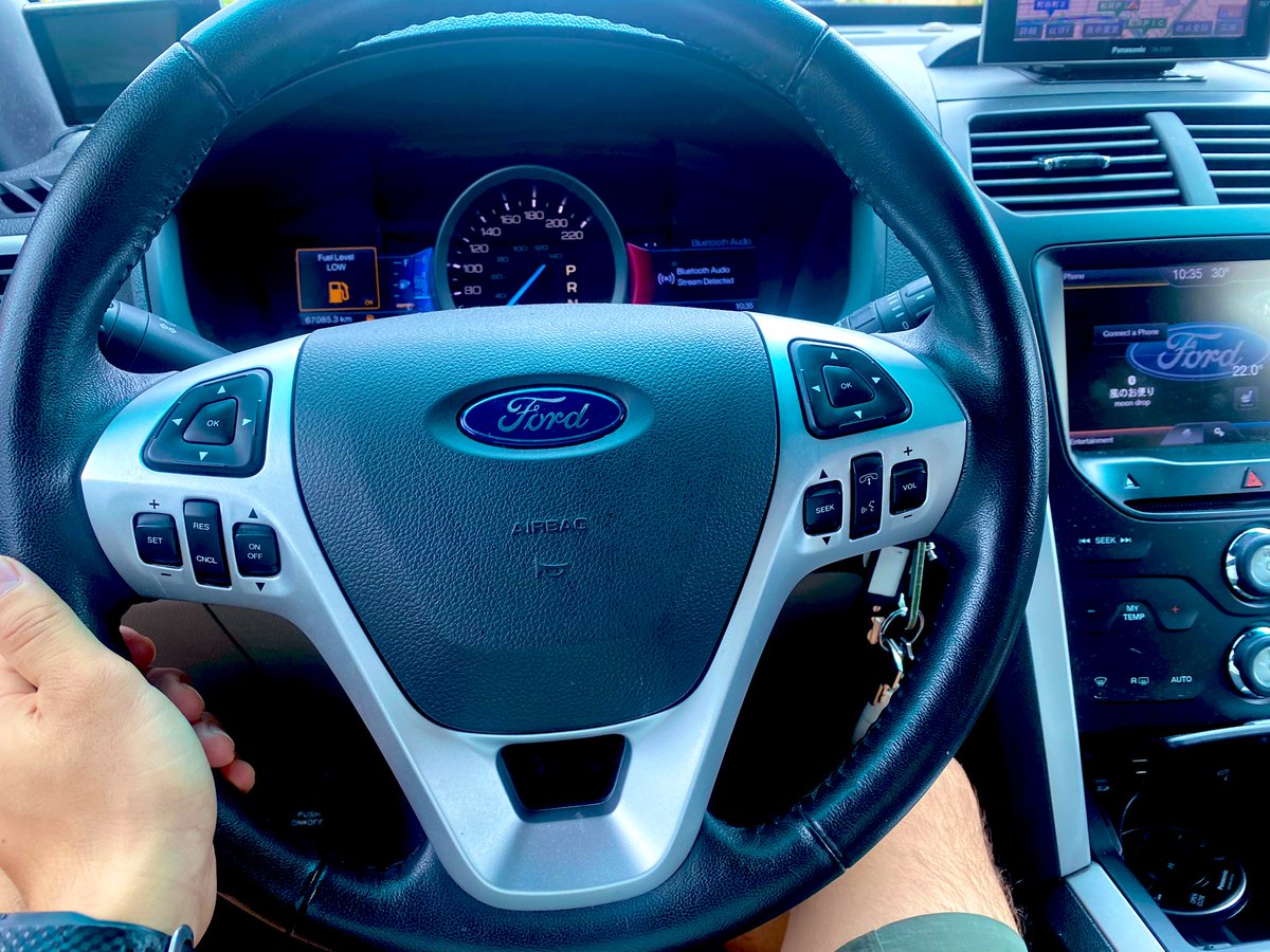 26歳のガキが頑張って買った
フォード エクスプローラー君🚗

あれから4年が経ちました

燃費は6km／L
車幅は2m 
小回りなんて効きやしない
ブレーキも内張りも壊れた
車は重たいし燃費クソだし..

でも最高の車だっだと思う！
運転のしやすさ、居心地、優越感が特に。

あばよ相棒。