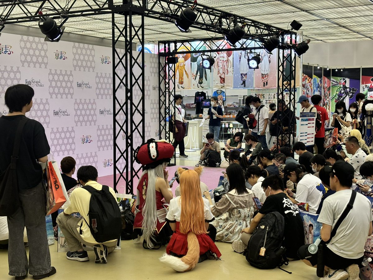 #FGO のブースではもうこんなに沢山観客が！
中にはコスプレイヤーの姿も！やっぱり京まふは楽しいぜ！
 #京まふ2024  #コスプレ