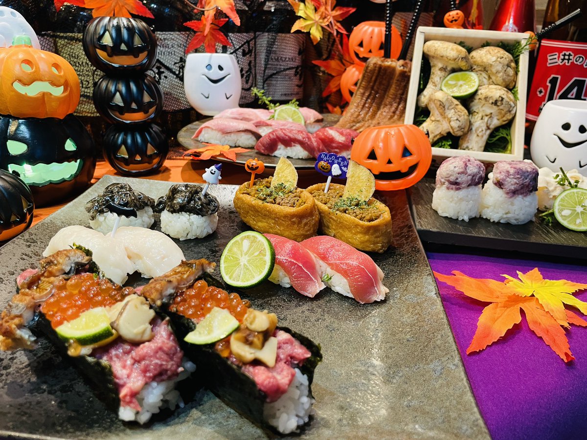 akiba_nikuzushi's tweet photo. 【松茸や鰻も⁉︎秋の贅沢味覚🍂×ハロウィン🎃15種類肉寿司食べ放題】

つ、遂に…
秋葉原肉寿司名物NIKURAドックに
【松茸】が、、、食べ放題に参戦🍄‍🟫👑
そして大人気の【えんがわ】が
お一人様3貫までのおかわりまで無料🙌

期間:10/1-10/31

⚠️食べ放題は基本予約限定です

更にこちらの投稿を9/30までに
いいね！リポストしてくださった
お客様、抽選で3名様に10/1から使える
食べ放題無料券をプレゼント🎁
（10/1に当選DMします）

↓ご予約はこちらから
https://t.co/IcdKE9FnDJ