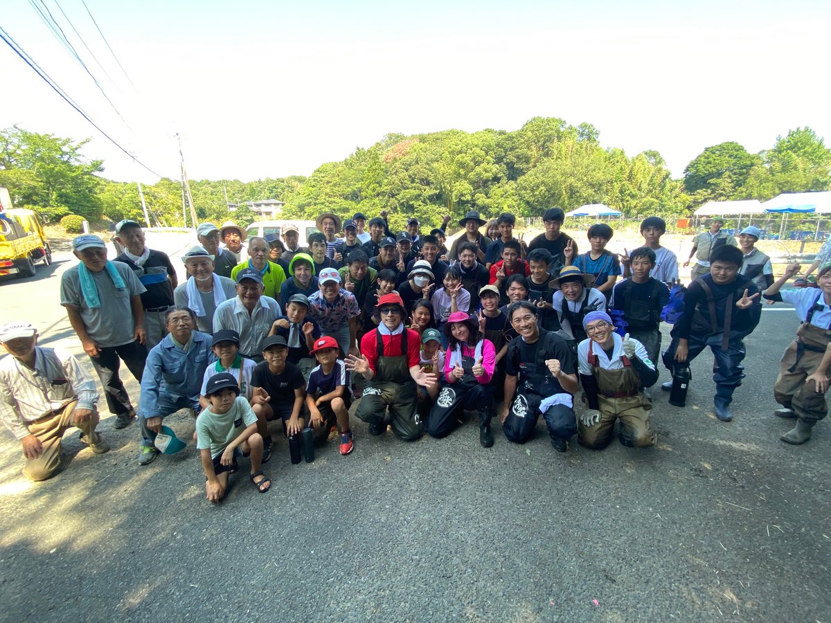 まさかの #郷ひろみ   が池の水初参戦！！ドロ沼にダイブして暴れ狂う超巨大怪物魚をわし掴み！こんな姿が見れるのは #池の水ぜんぶ抜く大作戦   だけ？！今夜6時30分放送　#松村沙友理  #田中直樹　  #田村淳　#前園真聖  #大家志津香 #たけうちほのか